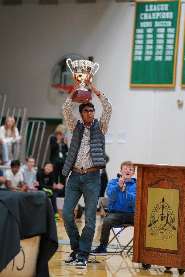 Student+Body+President+Rohan+Varma+presented+the+community+with+an+OSAA+award+at+the+homecoming+assembly.+