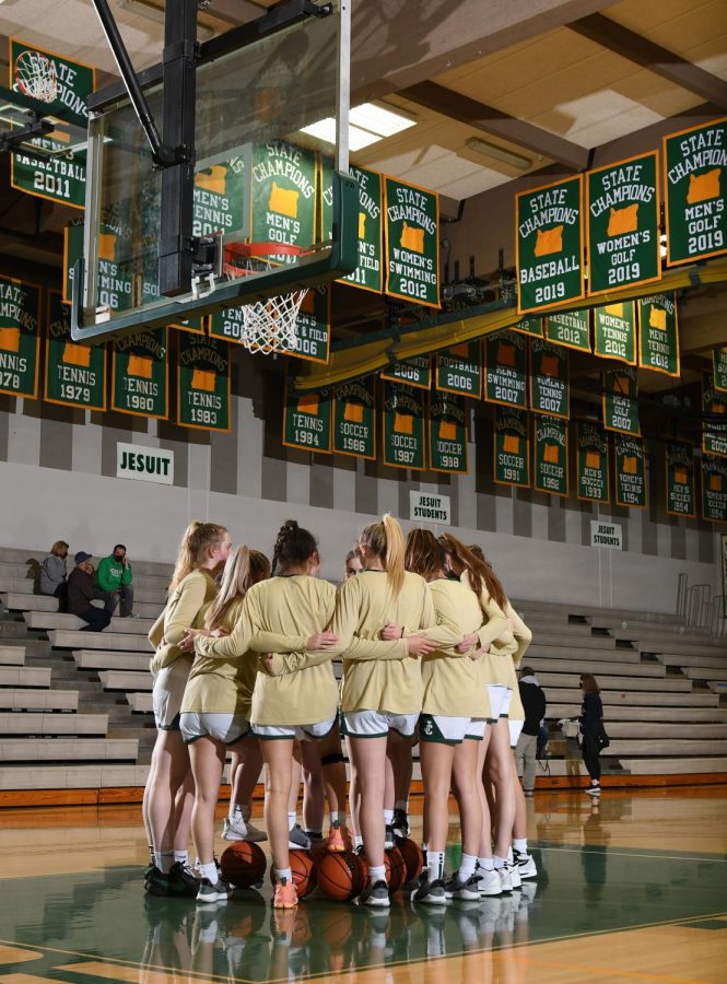 The+Jesuit+Women%E2%80%99s+Basketball+team+before+playing+Canby+in+the+first+round+of+playoffs.