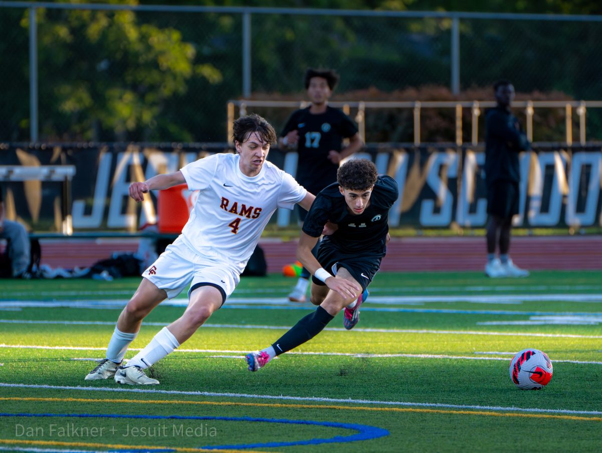 Vala Saghafi fighting for the ball