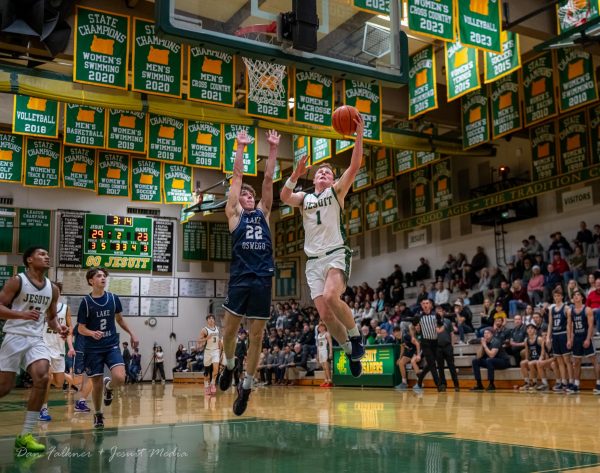 Men's Varsity Basketball downs Lake Oswego 92-60 to open season