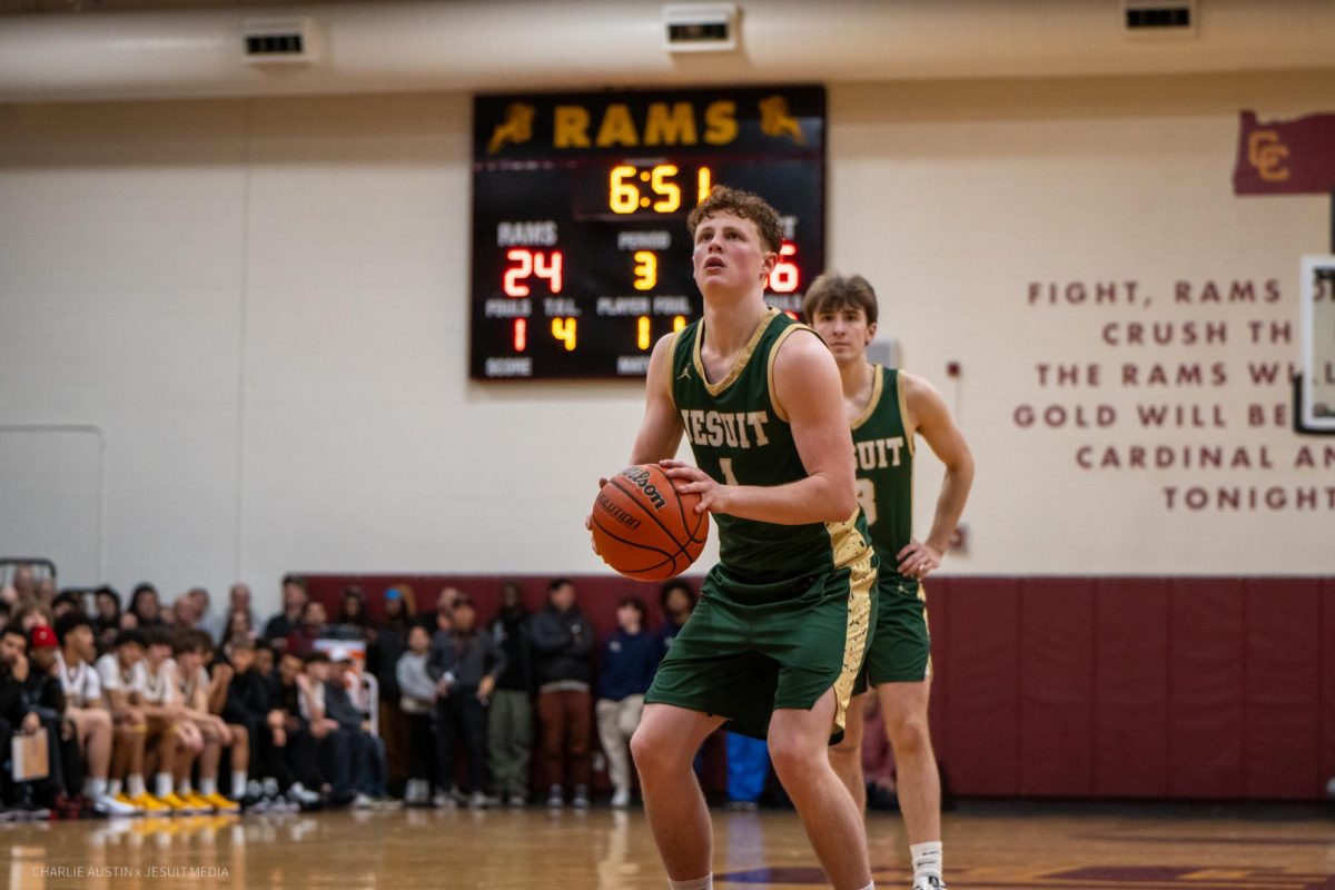 Men’s basketball falls 54-56 to Central Catholic