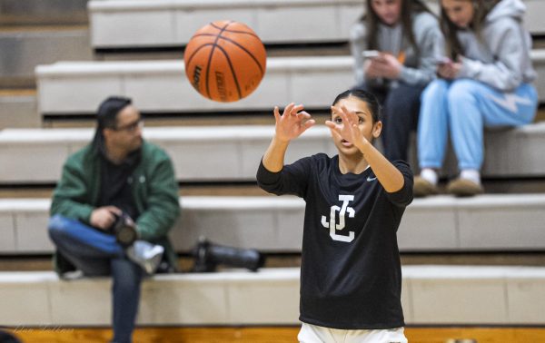 Women’s Varsity Basketball drops game 59-51 to Southridge